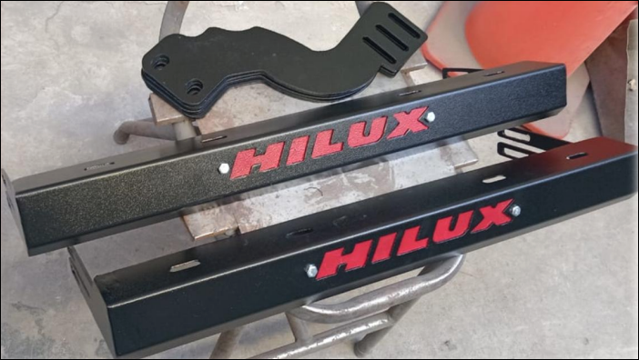 Porta neblineros para Toyota Hilux con logotipo